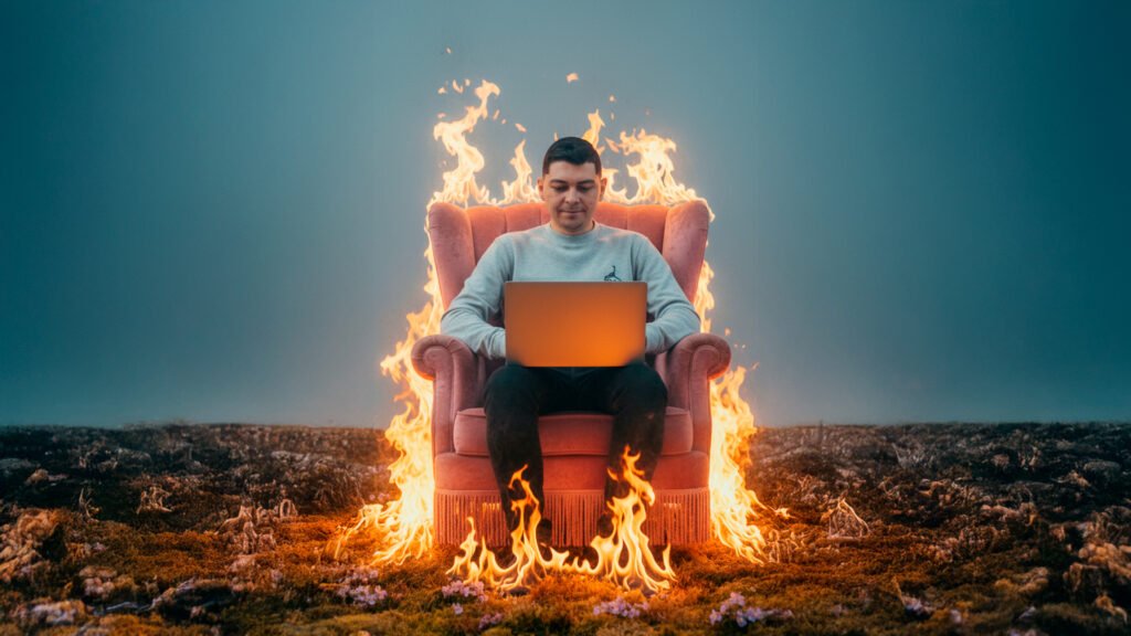 Hombre trabajando con su laptop en un sillón en llamas: los leads se queman si no respondes rápido